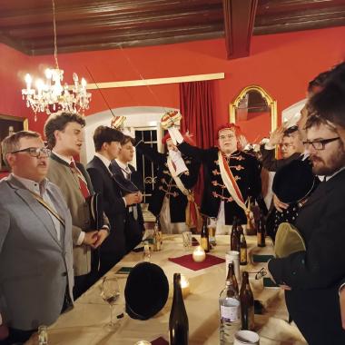 IG Bild: LVS Abschlusskneipe! Unsere Fuxen konnten erste Erfahrung beim Kneipchargieren erfahren! Danke an die Teilnehmer und Trainer für die abgehaltene LVS! 

#PTamSee #pt2025
#aufnachklagenfurt @babenberg.klagenfurt @tauriskiavillach