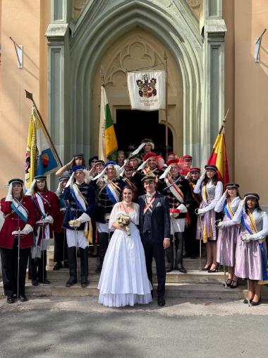 IG Bild: Wir gratulieren unserem Landessenior Thanatos und seiner Braut Knöpfle ganz herzlich zur heutigen Trauung. Vivat, crescat, floreat ad multos annos.